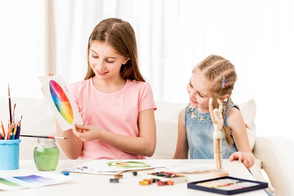 Oudere zus kunst lessen geven zus — Stockfoto