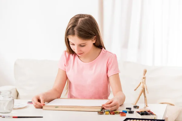 Adolescente está fixando papel para desenhar algo — Fotografia de Stock