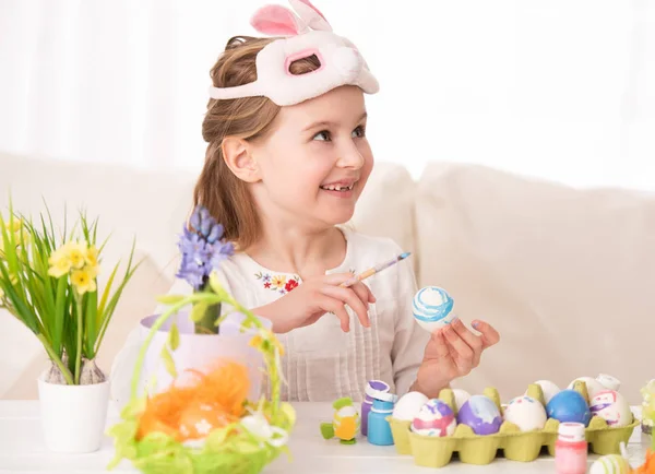 Menina colorir ovos em máscara — Fotografia de Stock