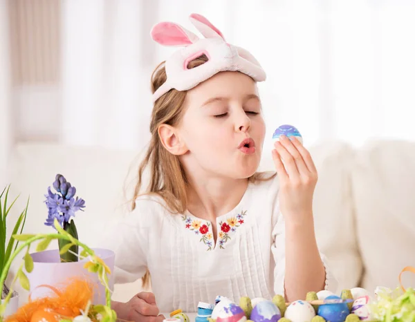 Kid likes to color eggs in bright — Stock Photo, Image