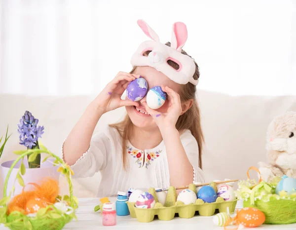 Menina brincando com a coleção de ovos de Páscoa — Fotografia de Stock