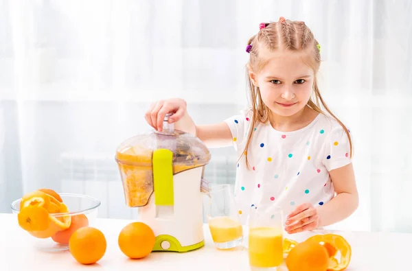 Çocuk portakal ile çalışma — Stok fotoğraf