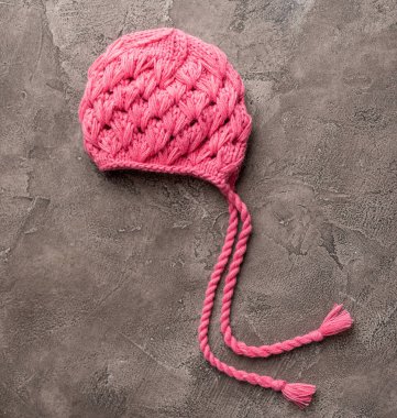 Yeni doğan için ihale örme şapka