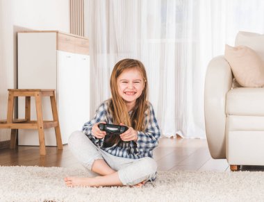 Sevinçle oyun çubuğu tutan küçük kız