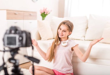 Genç gülümseyen videobloger genç kız