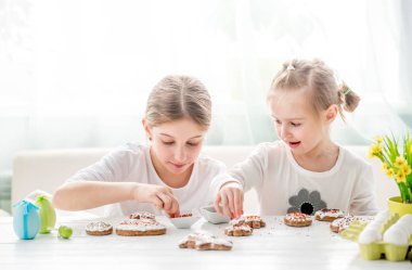 Paskalya çerezleri dekorasyon çocuk kız