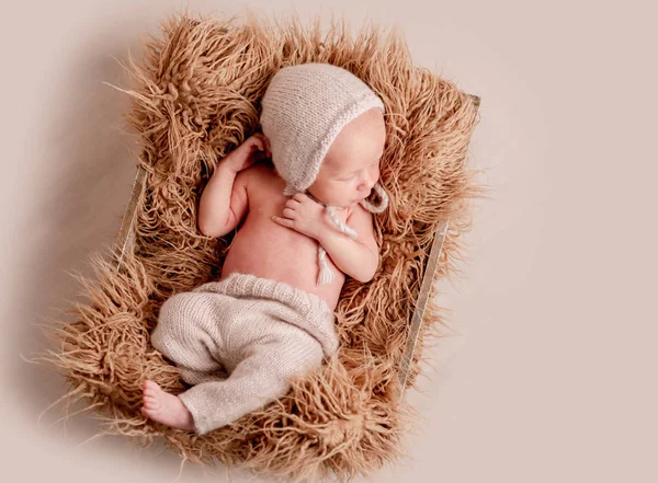 Kis aranyos baba fekvő — Stock Fotó