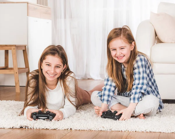 Deux sœurs jouant à des jeux — Photo
