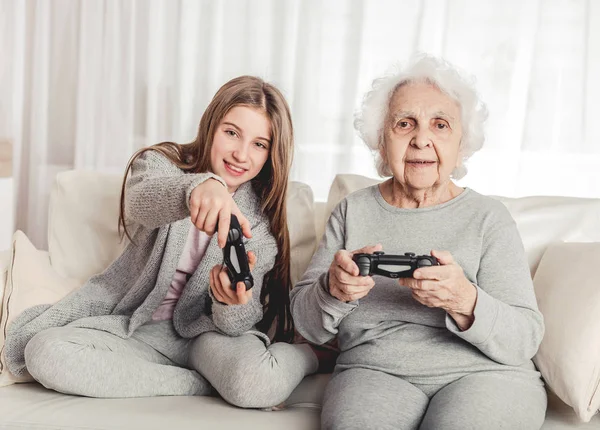 Mormor med barnbarn spelar spel — Stockfoto