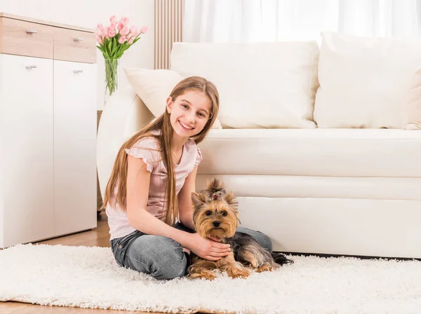 Cãozinho bonito e menina feliz — Fotografia de Stock