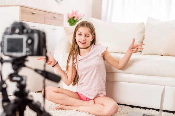 Jovem sorrindo videobloger adolescente menina — Fotografia de Stock