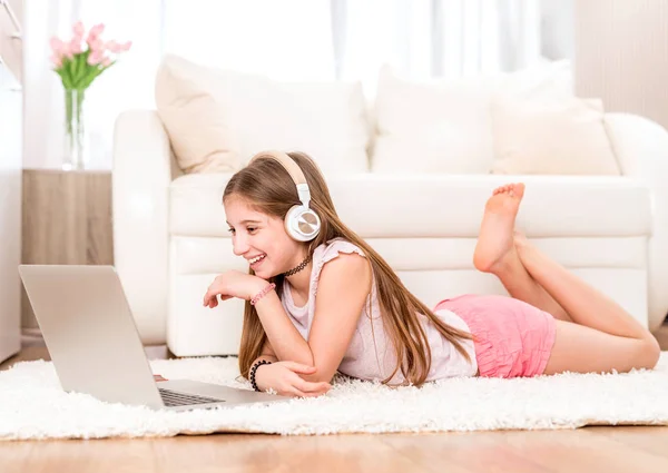 Teenager-Mädchen hört Musik am Laptop — Stockfoto