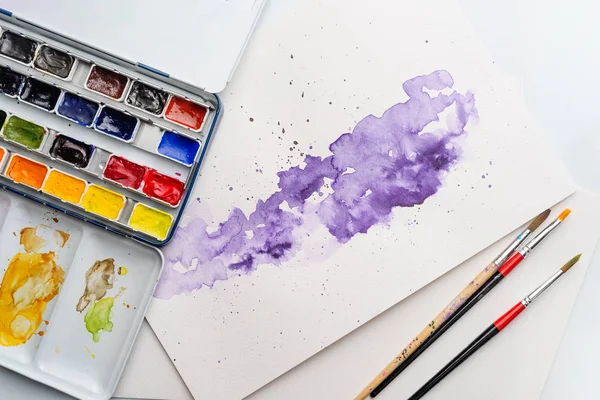 Färgade paintbox med borstar — Stockfoto