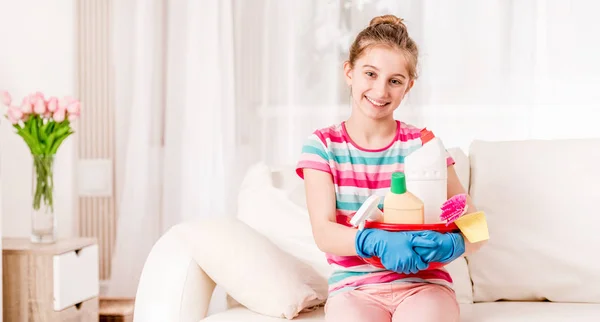 Haushälterin mit Reinigungspaket — Stockfoto