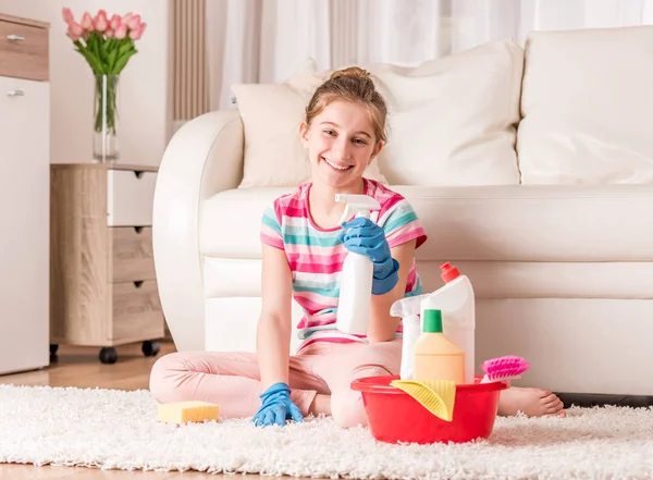 Meisje met set voor reiniging gereedschappen — Stockfoto
