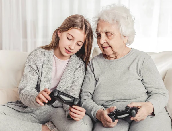 Avó com neta jogando jogos — Fotografia de Stock
