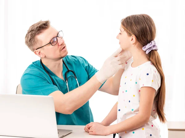 Der Arzt nimmt den Patienten genau unter die Lupe — Stockfoto