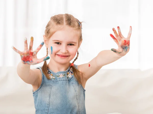 Mädchen zeigt ihre bemalten Handflächen — Stockfoto