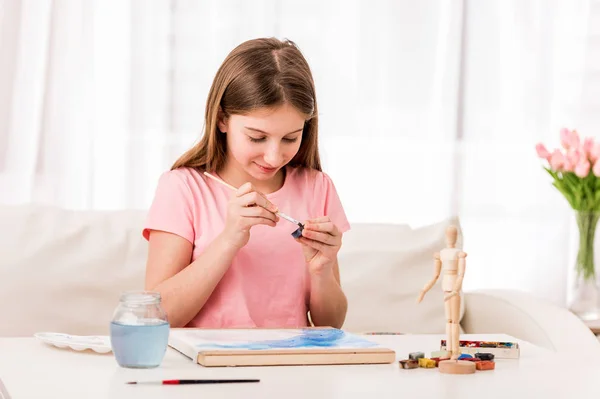 Menina desenho de figura com tinta — Fotografia de Stock