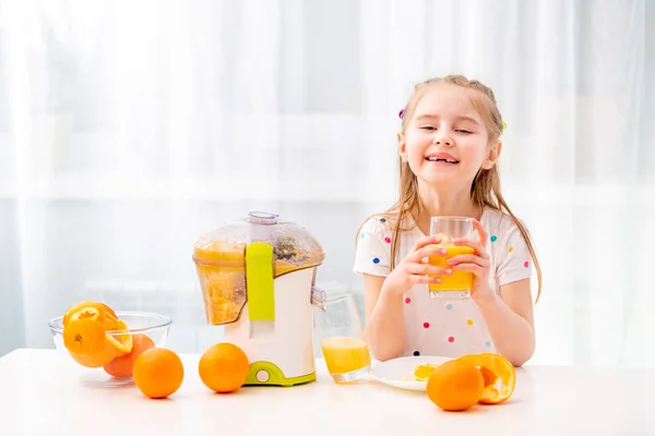 Menina desfrutando de vidro de suco de laranja — Fotografia de Stock