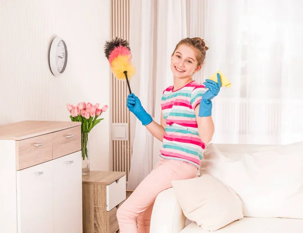 Menina é empregada doméstica dentro de casa — Fotografia de Stock