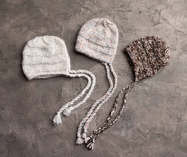 Набор тендерных трикотажных шляп для новорожденных — стоковое фото