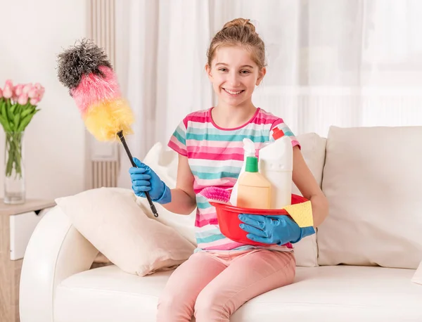 Huishoudster met kit voor het reinigen — Stockfoto