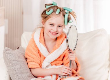 Çocuk yeni saç tarzı ile mutlu