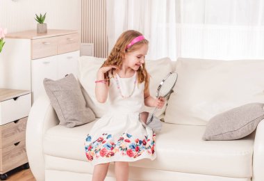 Kız aynaya bakarak seviyor