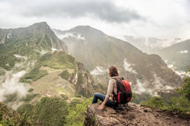 Kız-uzun yürüyüşe çıkan kimse üstüne Huayna Picchu, Machu Picchu üzerinde arıyorsunuz arıyorsunuz