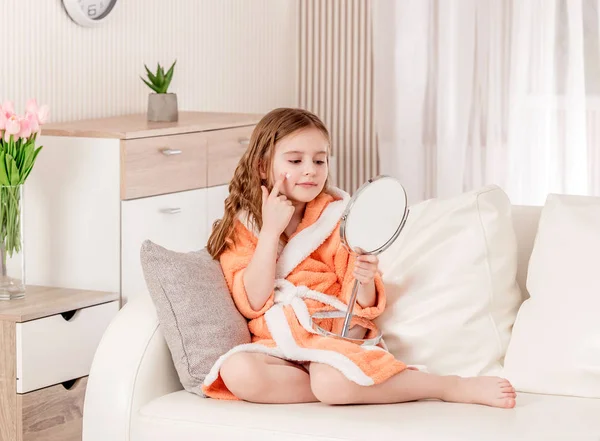 Menina adolescente aplicando creme — Fotografia de Stock