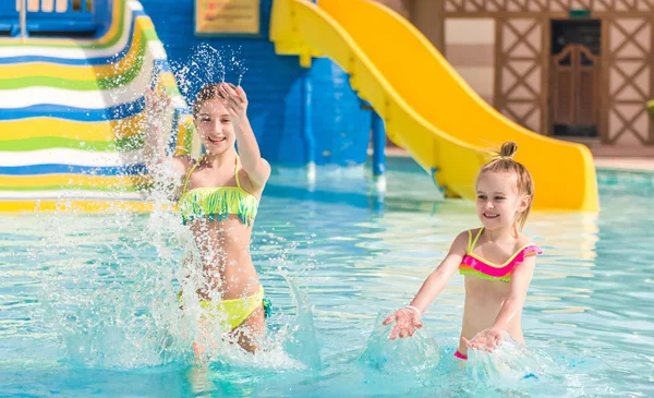 Lächelndes Mädchen schwimmt zum Pool — Stockfoto