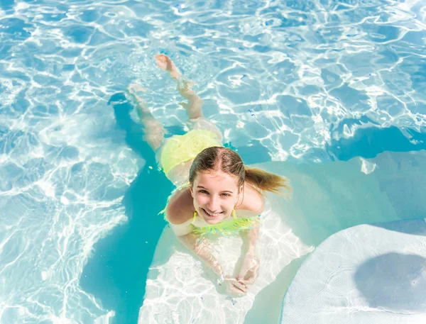 Mädchen schwimmt im Badeanzug im transparenten Meer — Stockfoto