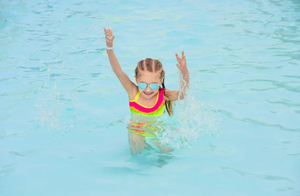 Niño en la piscina — Foto de Stock