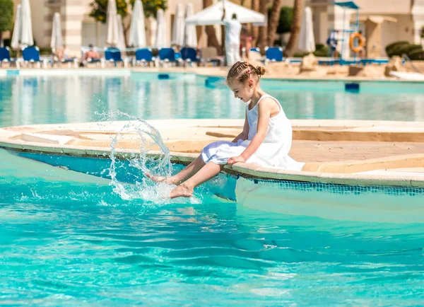 Niño haciendo actividades junto a la piscina — Foto de Stock