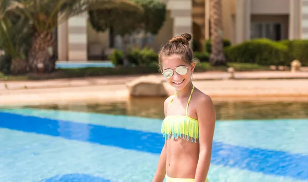 Teenager-Mädchen steht vor Pool — Stockfoto