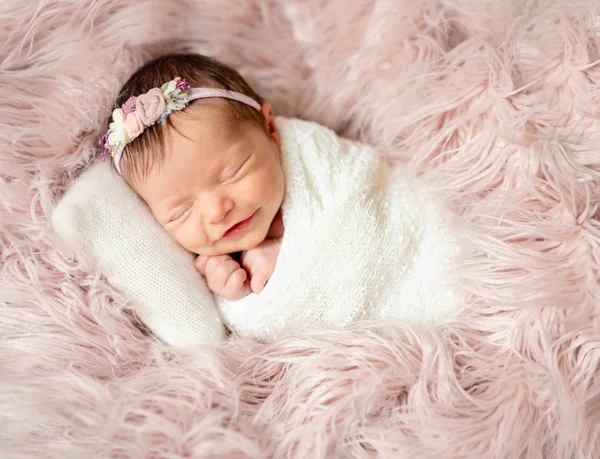 Pasgeboren slapen op baby bed — Stockfoto