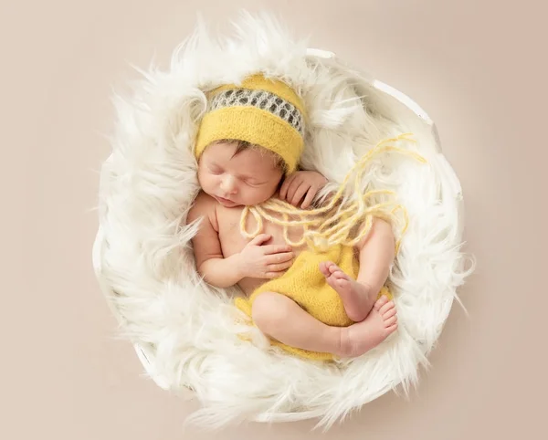 Divertido bebé dormido en amarillo mameluco en cuna redonda —  Fotos de Stock