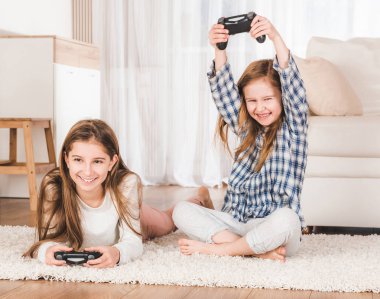 Heyecanlı kız oyun oynamak