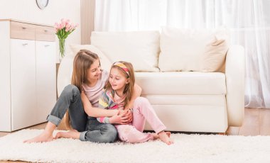 İki kız kardeş yerde sarılıyor