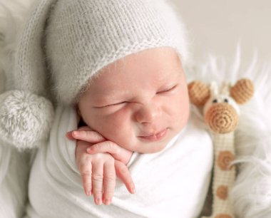 Küçük bebek oyuncak sepeti uyku
