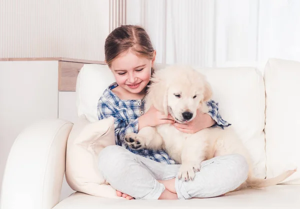 Kleine meisje aaien pup — Stockfoto