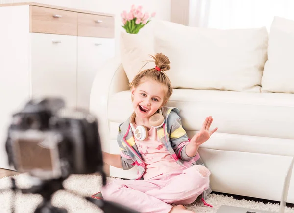 Menina gravação de vídeo — Fotografia de Stock