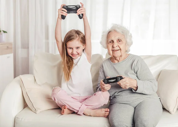 Бабушка с внучкой играют в игры — стоковое фото