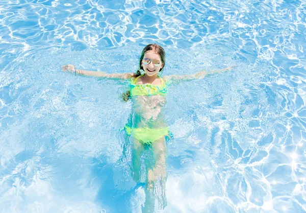 Mädchen schwimmt im Badeanzug im transparenten Meer — Stockfoto