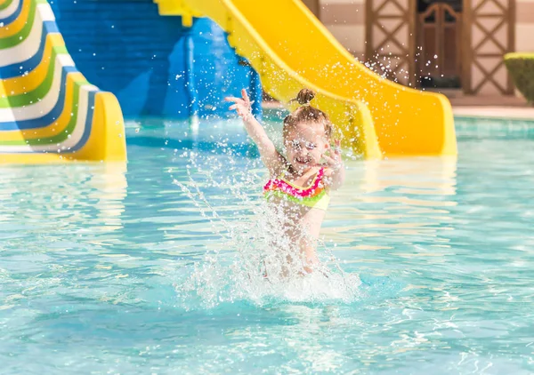 Lächelndes Mädchen schwimmt zum Pool — Stockfoto