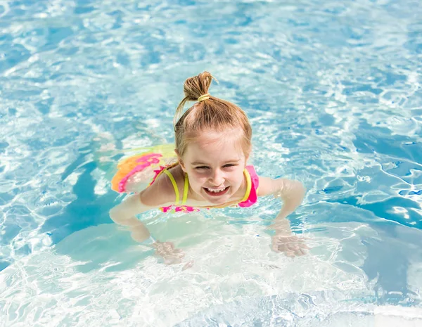 웃는 소녀 수영장에 수영 — 스톡 사진