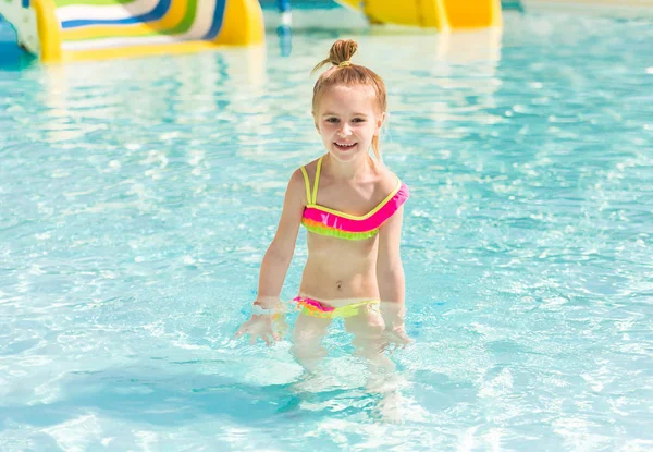 Χαμογελαστά κορίτσια κολυμπούν στην πισίνα — Φωτογραφία Αρχείου