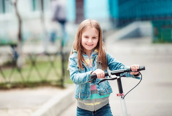 Little girl with scooter — Stock Photo, Image