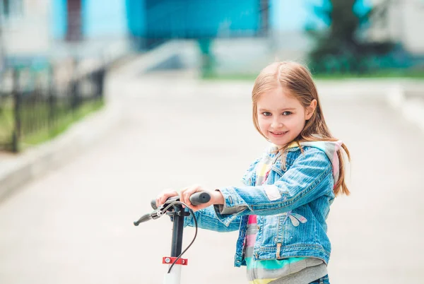 Liten jente med scooter – stockfoto